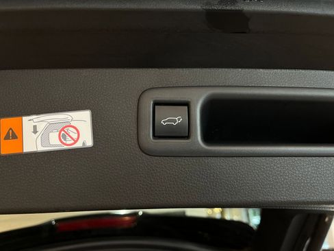 Used 2025 Toyota Highlander LE FWD image 23