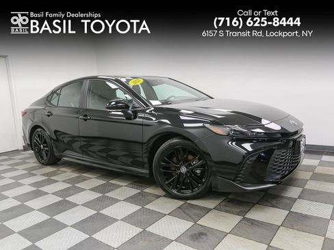 Used 2025 Toyota Camry SE w/ Convenience Package image 1