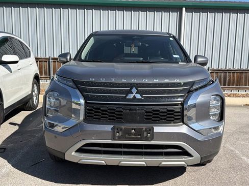 Used 2022 Mitsubishi Outlander SE image 2