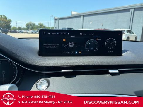 Used 2025 Genesis GV70 2.5T AWD/4WD image 18