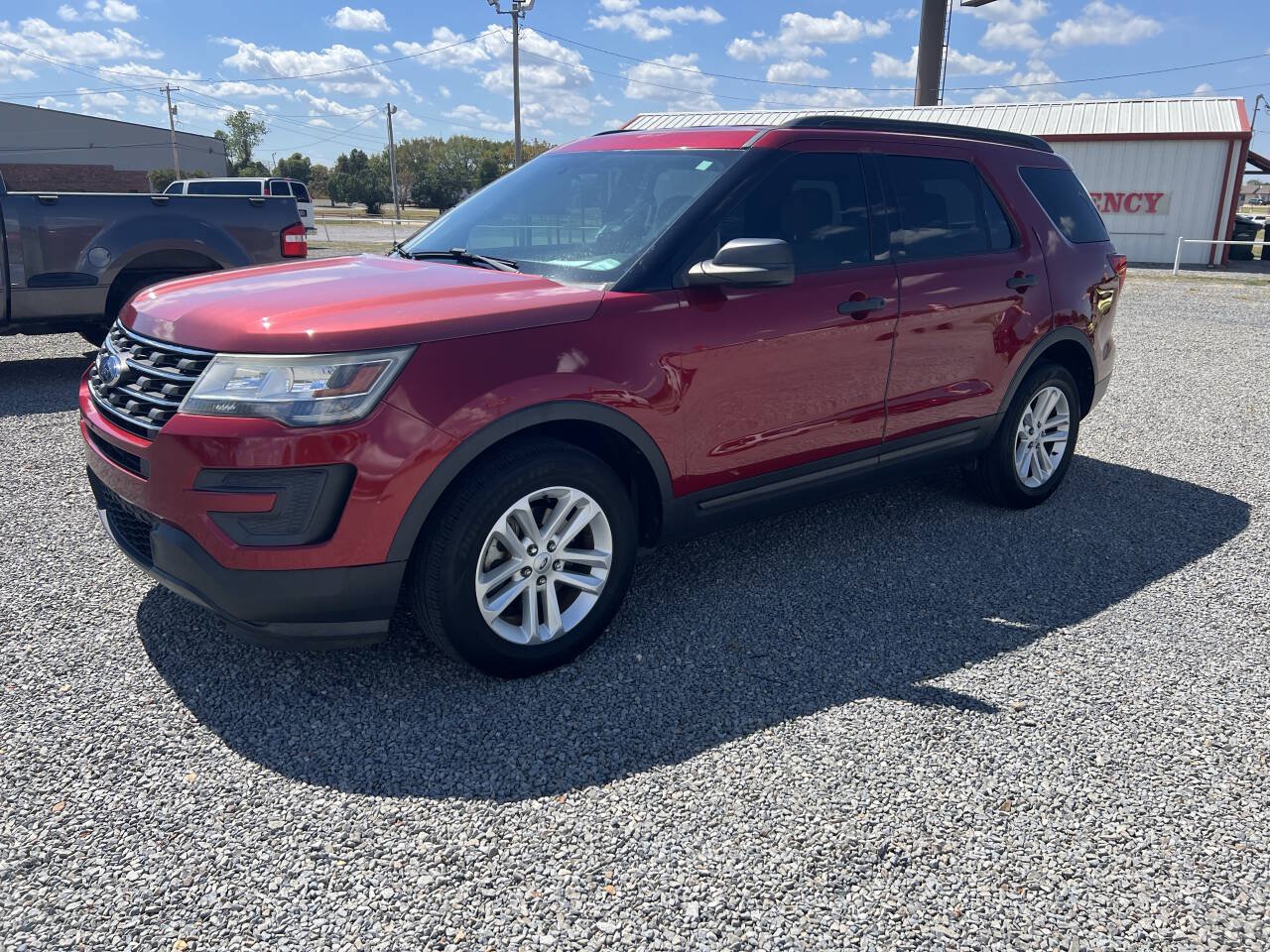 Used 2017 Ford Explorer FWD image 2