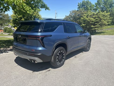 Used 2025 Chevrolet Traverse Z71 AWD/4WD image 3