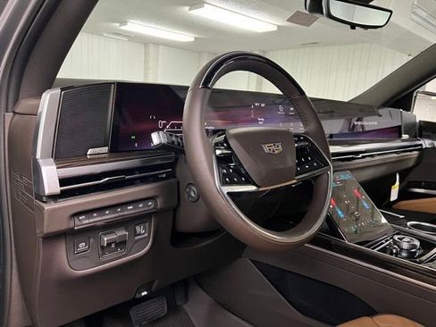 New 2026 Cadillac Escalade ESV Luxury w/ LPO, Radiant Package AWD/4WD image 14