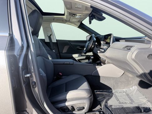 Used 2025 Lexus ES 300h w/ Premium Package image 21