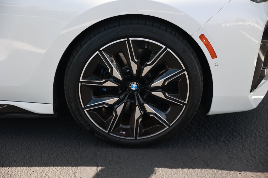 Used 2025 BMW i7 M70 w/ Executive Package AWD/4WD image 8