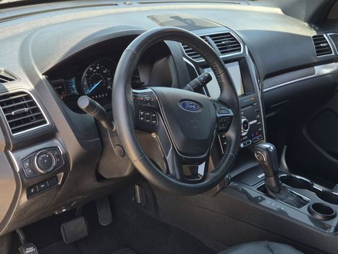 Used 2019 Ford Explorer Limited w/ Class III Trailer Tow Package FWD image 11