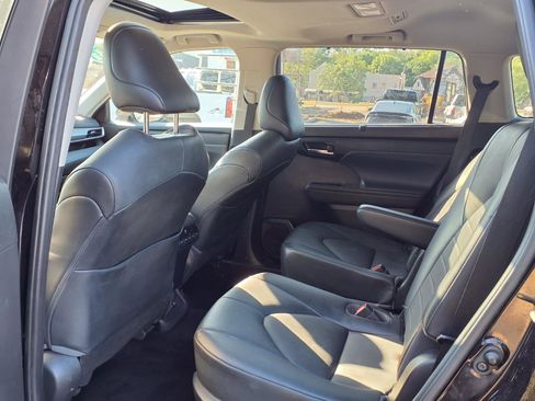 Used 2021 Toyota Highlander XLE AWD/4WD image 24