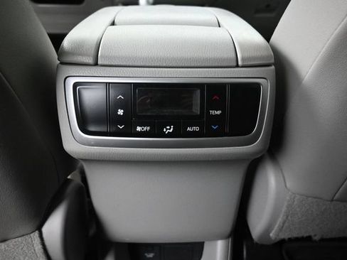 Used 2018 Toyota Highlander XLE AWD/4WD image 31