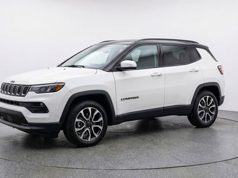 Used 2025 Jeep Compass Trailhawk AWD/4WD image 3