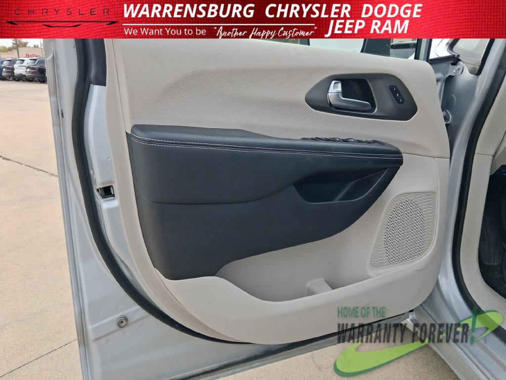 Used 2023 Chrysler Pacifica Touring-L FWD image 12