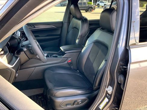 Used 2024 Jeep Grand Cherokee L Altitude AWD/4WD image 8