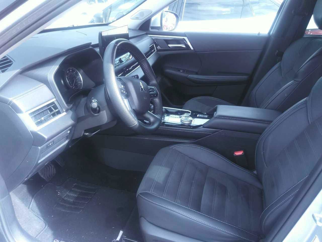 Used 2025 Mitsubishi Outlander SE AWD/4WD image 5