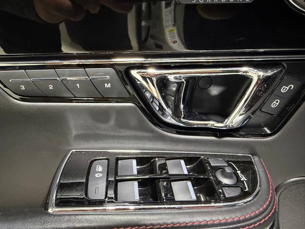Used 2016 Jaguar XJ RWD image 29