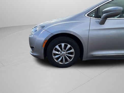 Used 2019 Chrysler Pacifica Touring-L FWD image 26
