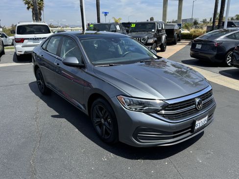 Certified 2023 Volkswagen Jetta SE w/ Panoramic Sunroof Package FWD image 2
