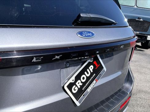 Certified 2025 Ford Explorer Platinum RWD image 10