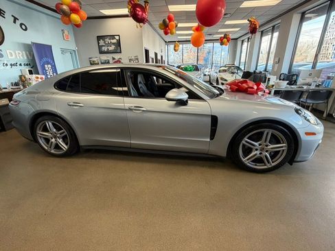 Used 2019 Porsche Panamera 4 image 21