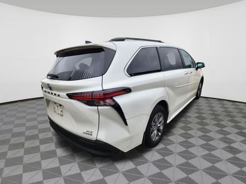 Used 2021 Toyota Sienna XLE w/ XLE Plus Package AWD/4WD image 4