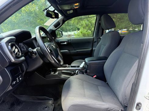 Used 2017 Toyota Tacoma TRD Sport w/ Premium & Technology Package RWD image 32
