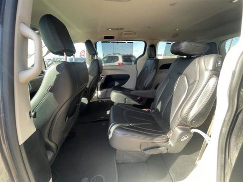 Used 2020 Chrysler Pacifica Touring-L image 16