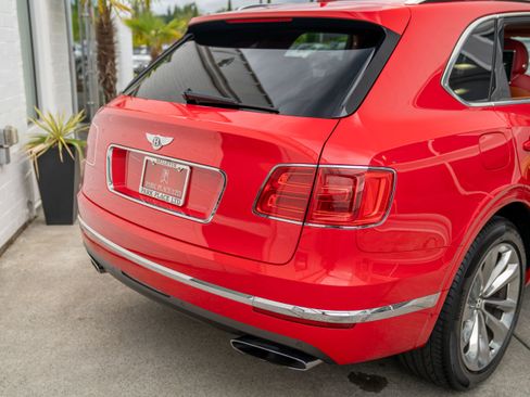 Used 2017 Bentley Bentayga image 25