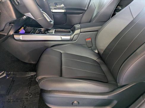 New 2026 Mercedes-Benz GLB 250 image 3