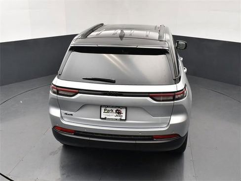 New 2025 Jeep Grand Cherokee Limited image 17