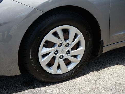 Used 2020 Hyundai Elantra SE FWD image 14