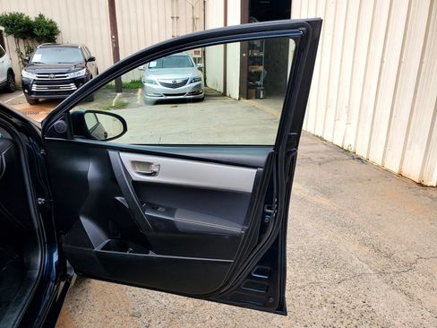 Used 2018 Toyota Corolla LE w/ Carpet Mat Package (TMS) FWD image 28
