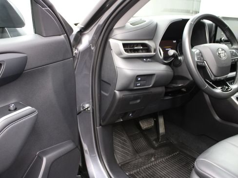 Used 2021 Toyota Highlander XLE AWD/4WD image 49
