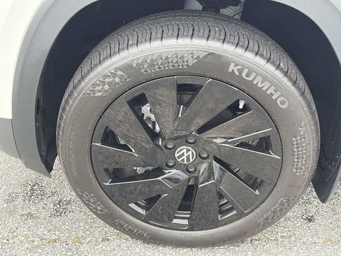 Used 2026 Volkswagen Atlas SE FWD image 11