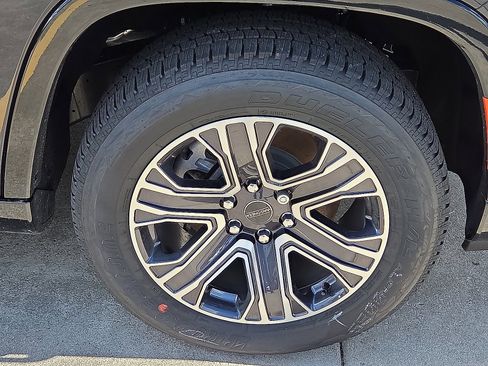 New 2025 Jeep Wagoneer L 4WD w/ Convenience Group I image 7