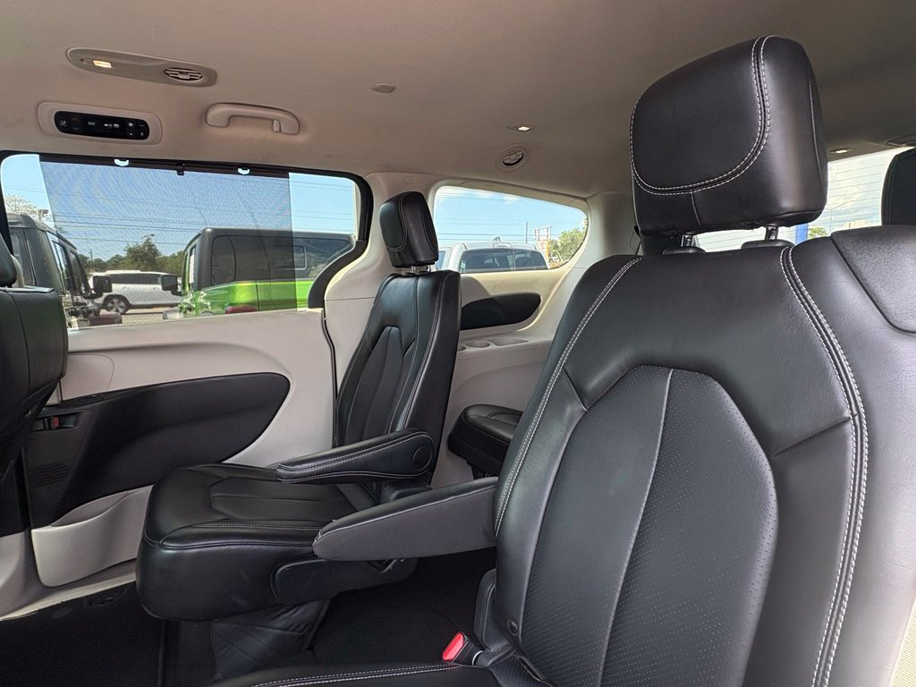 Used 2024 Chrysler Pacifica Touring-L FWD image 19
