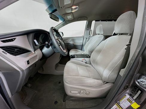 Used 2017 Toyota Sienna LE FWD image 13