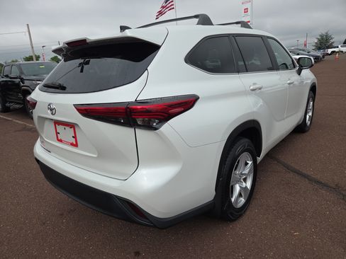 Used 2023 Toyota Highlander L FWD image 3