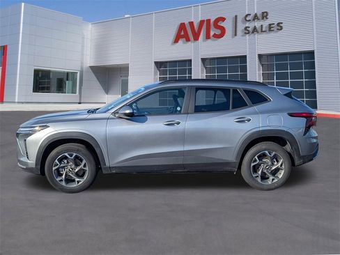 Used 2025 Chevrolet Trax LT w/ LT Convenience Package image 2