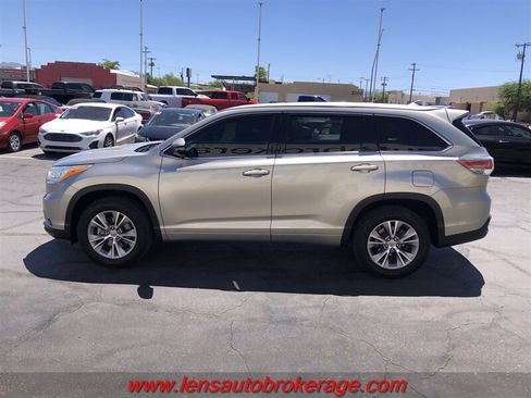 Used 2014 Toyota Highlander XLE FWD image 5