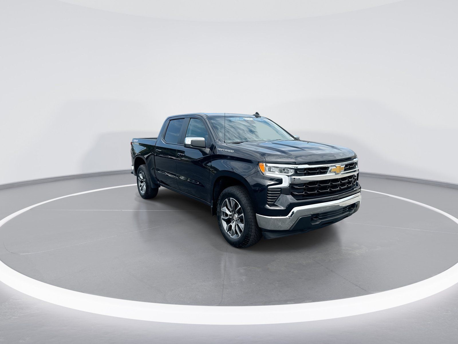Used 2024 Chevrolet Silverado 1500 LT AWD/4WD image 2