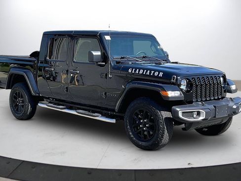 Used 2023 Jeep Gladiator Sport AWD/4WD image 2