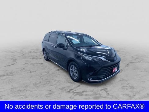 Used 2023 Toyota Sienna XLE image 3