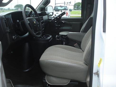 Used 2021 Chevrolet Express 2500 RWD image 32