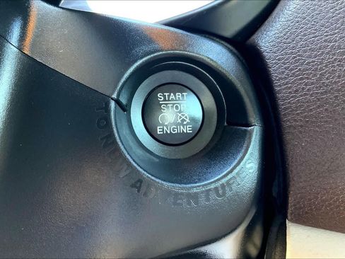 Used 2017 Jeep Renegade Limited FWD image 32