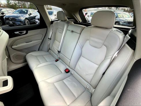 Certified 2023 Volvo XC60 B5 Plus w/ Climate Package image 19