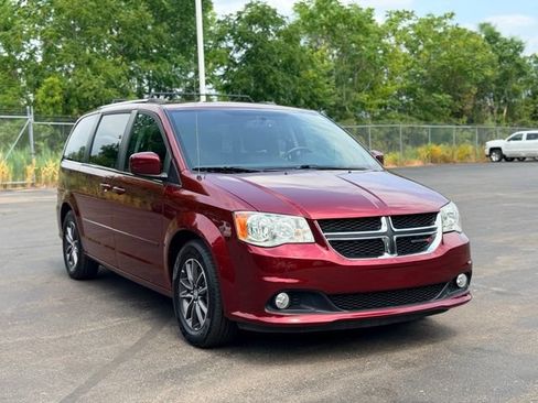 Used 2017 Dodge Grand Caravan SXT FWD image 3