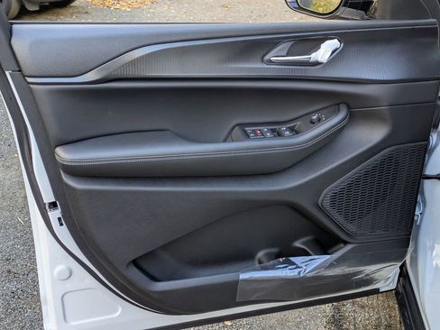 New 2025 Jeep Grand Cherokee L Altitude image 10