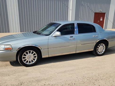 Used 2007 Lincoln Town Car Signature RWD image 2