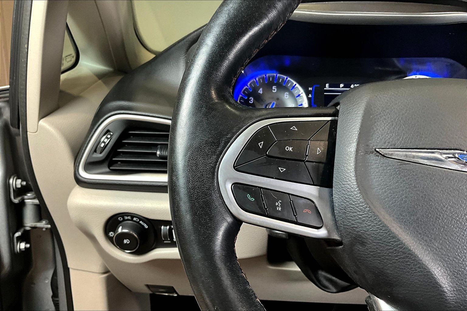 Used 2020 Chrysler Pacifica Touring-L w/ Tire & Wheel Group FWD image 11