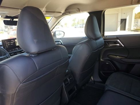 Used 2025 Mitsubishi Outlander SE image 12