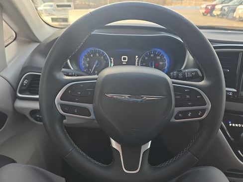 Used 2024 Chrysler Pacifica Touring-L image 18