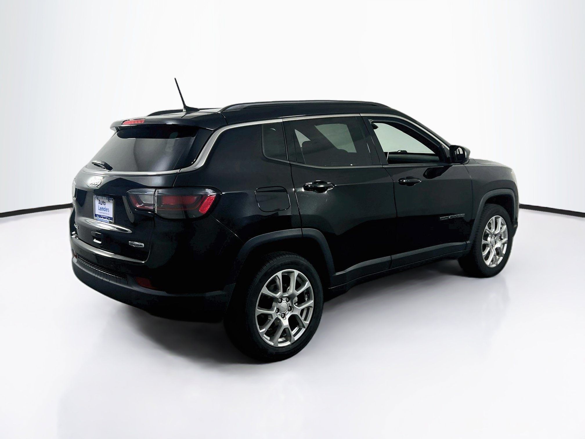 Used 2023 Jeep Compass Latitude w/ Sun and Sound Group AWD/4WD image 5